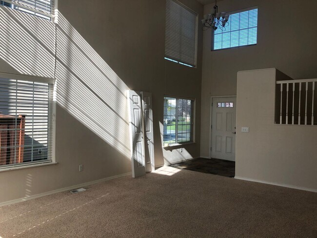 Building Photo - 3 Bed / 2.5 Bath Townhouse in Southport Ne...
