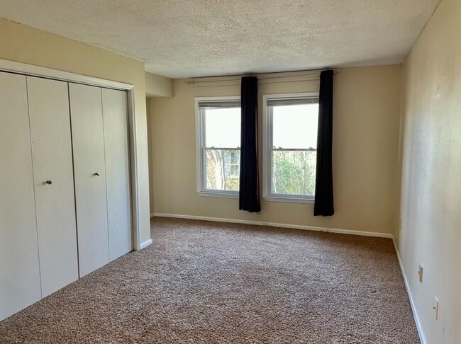 Building Photo - Deerfield Condominiums 429-15
