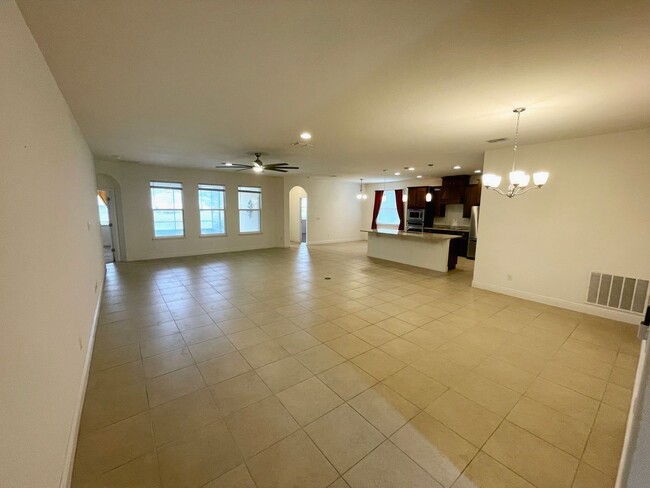 Foto del edificio - Spacious 4-bedroom, 3-bath House