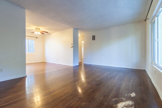 Building Photo - 826 Hyperion Ave