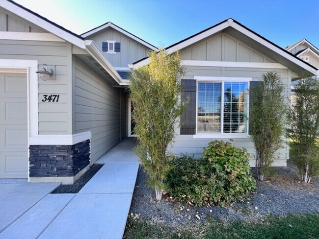 Building Photo - Modern 4 Bedroom, 2 Bath Home in the Charm...