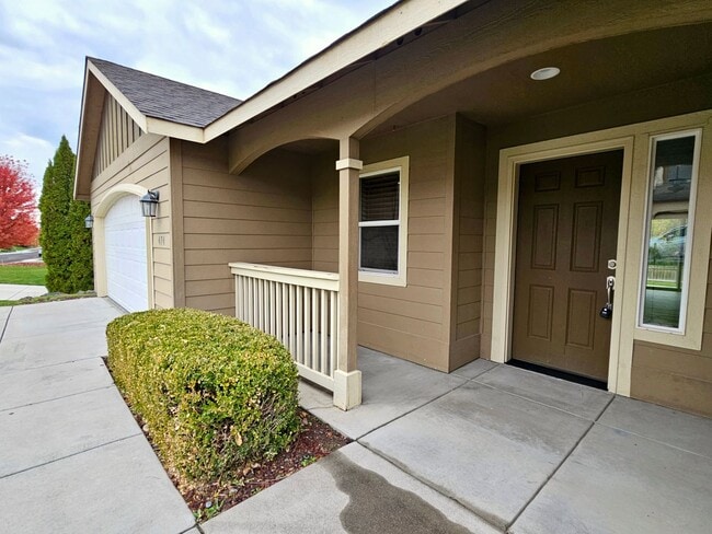 Building Photo - *360 TOUR AVAILABLE* Spacious Ranch-Style ...