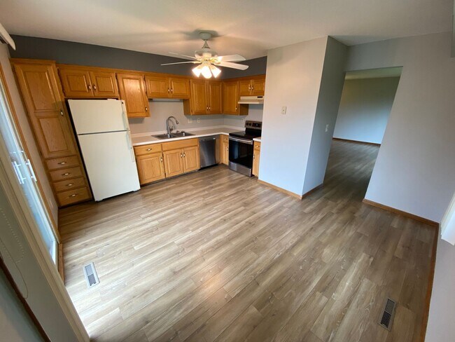 Building Photo - New Renovated 2br/1ba Townhome in Apple Va...