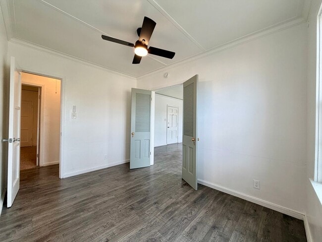 Building Photo - Beautiful and Spacious Upstairs 1bd 1 ba w/Balcony