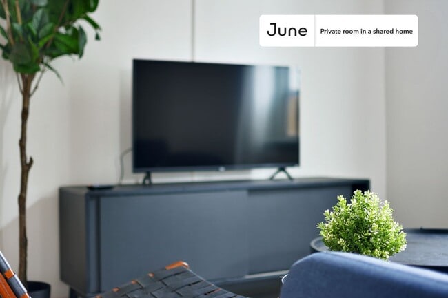 Building Photo - Room in Shared 4 bed/1 bath home