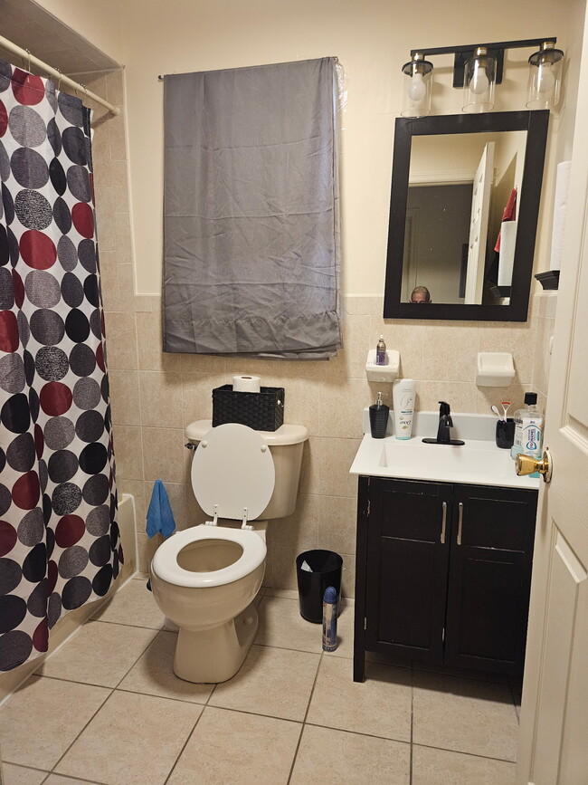Share bathroom - 96-98 Peabody Pl