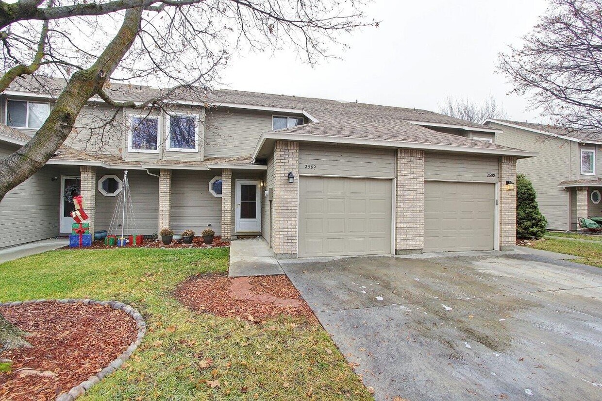 Primary Photo - 2589 S Oak Leaf Ln