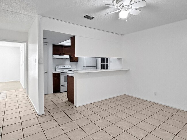 Foto del edificio - Corner-lot Home / 1.5 Bathroom Home