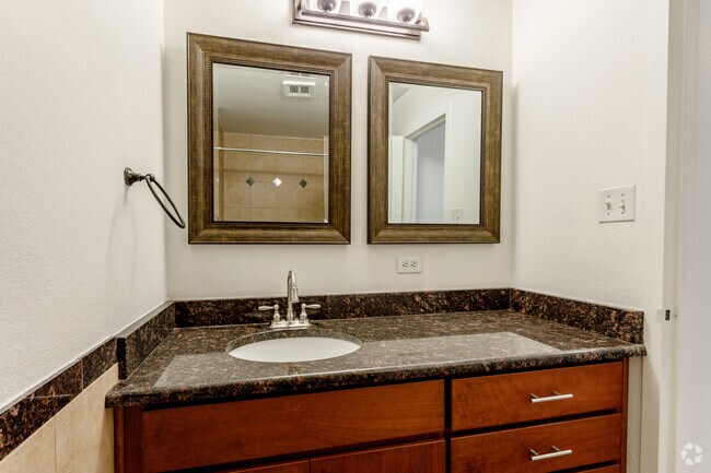 1HAB, 1BA - 750 ft² - Baño - Paragon Apartments