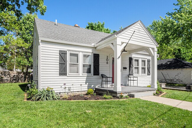 Building Photo - 206 Academy St