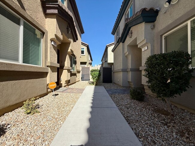 Foto del edificio - Northwest/ Aliante Area - Newer Townhome 3BD, PRIVATE YARD, ATTACHED GARAGE, ACROSS FROM POOL