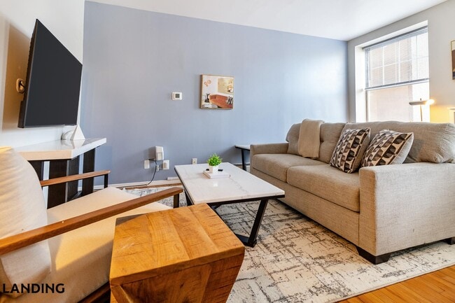 Building Photo - 265 College St