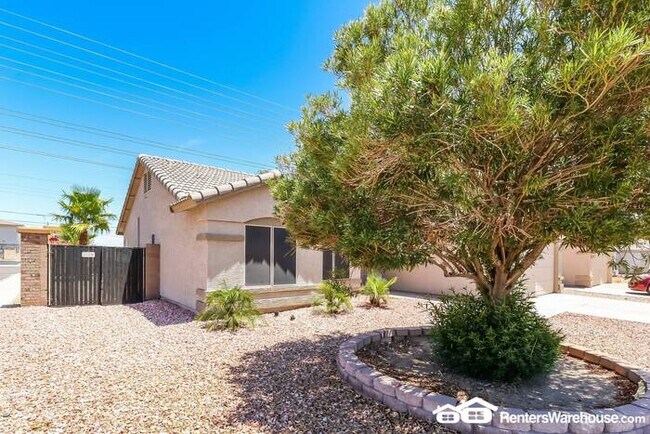 Foto del edificio - Beautiful 3 bed/ 2 bath with a Pool