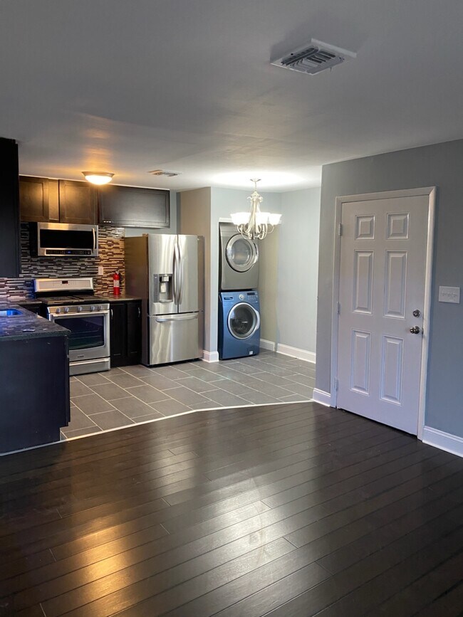 Foto del edificio - 700 N Franklin Blvd, Unit 303