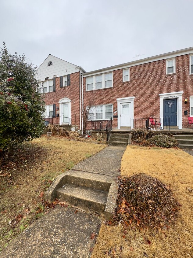 Foto principal - Charming 3-Bedroom Home in Towson with Spa...