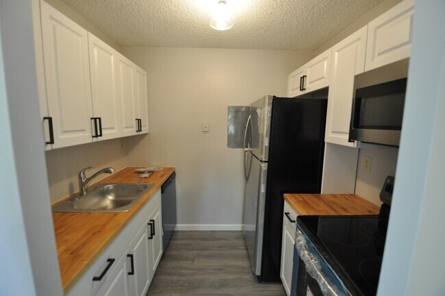 Building Photo - 1153 Lake Victoria Dr