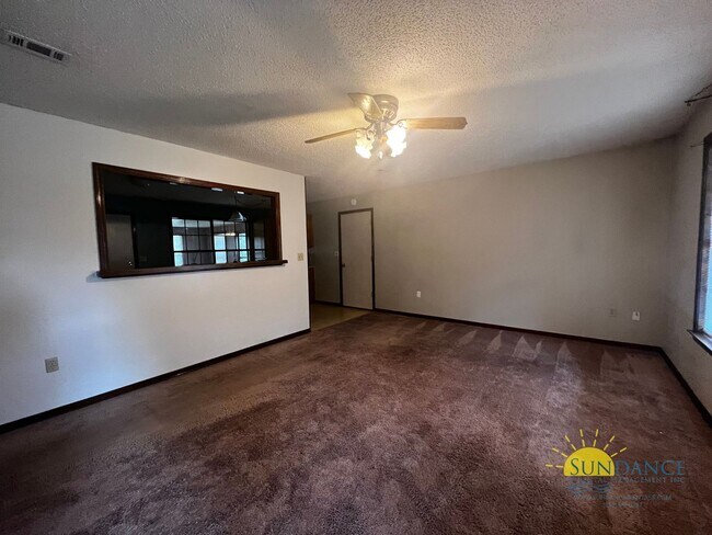Building Photo - Nice 2 Bedroom Home on a Large Lot in Cres...