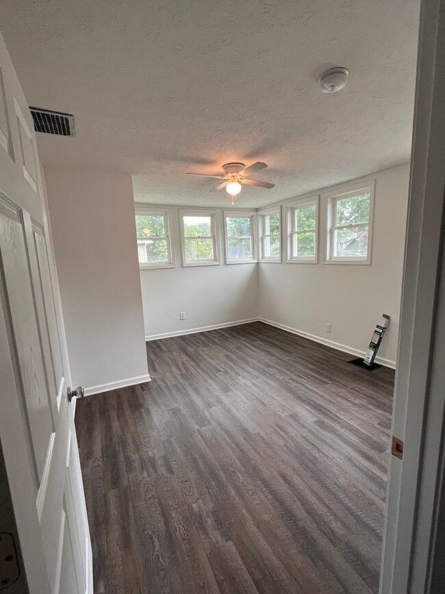 Foto del edificio - Available August 2026: Monthly rent $2,850.