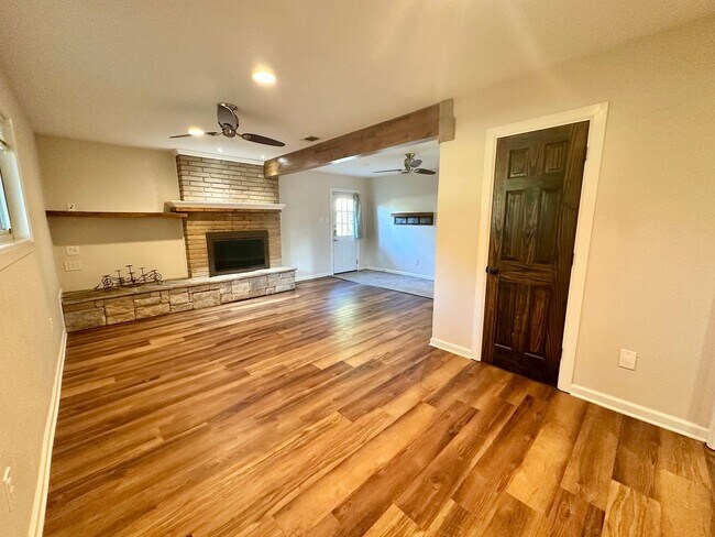 Foto del edificio - 5719 Fairview Dr