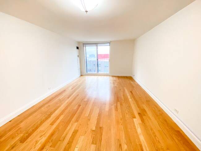 Foto del edificio - 1250 N LaSalle Dr