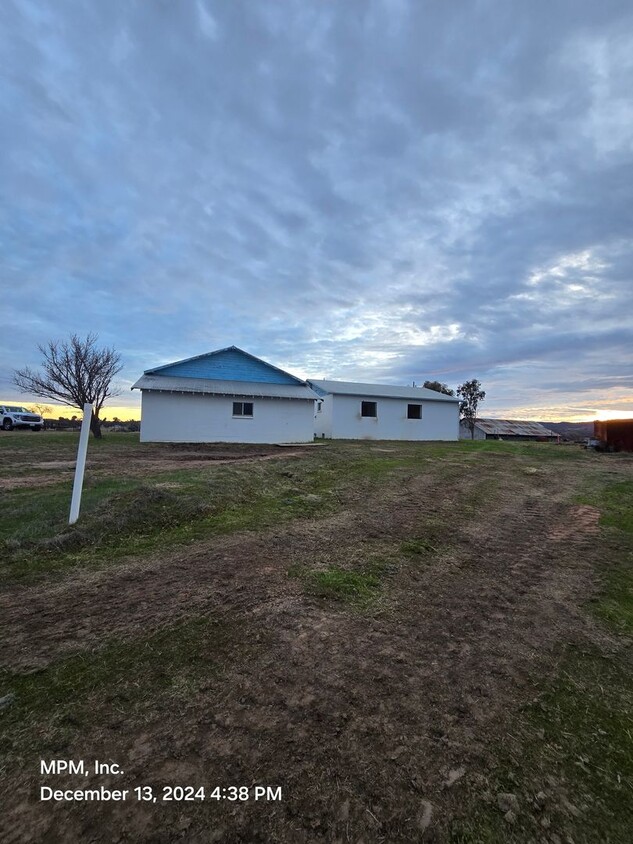 Building Photo - 2 bedroom 1 bath home with detached garage...