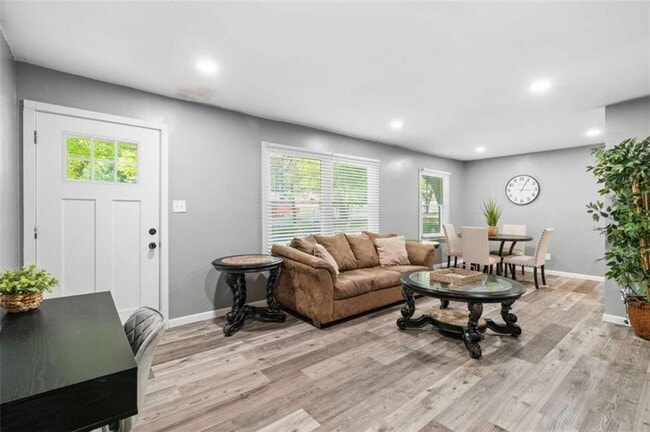 Building Photo - 2150 Meadowlane Dr SW