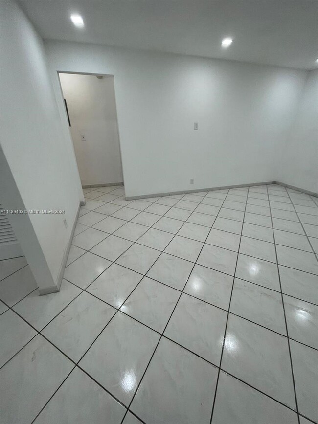 Building Photo - 5401 Hollywood Blvd