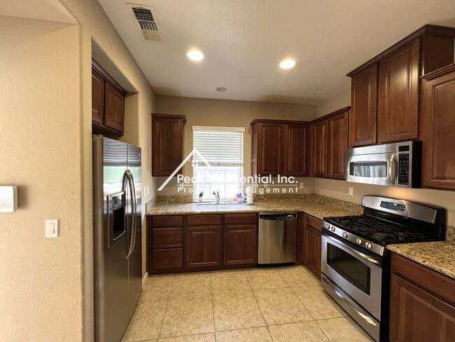 Foto del edificio - Updated 3 bd/2.5 ba Roseville House in Gat...