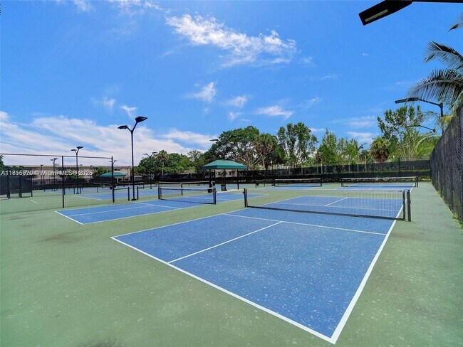 Foto del edificio - 4200 Hillcrest Dr