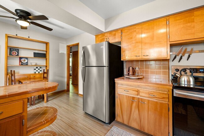 Building Photo - Mid-Century Classic! 3bd/3ba 2700 sf Short...
