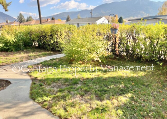 Foto del edificio - Pet friendly 2 bedroom house with a large lawn! (Better pictures coming soon).