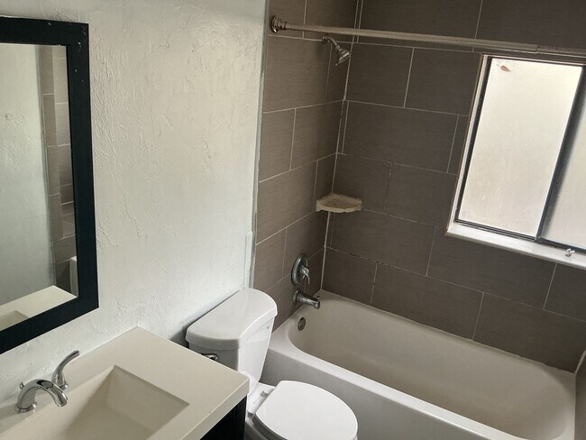 Foto del edificio - 722 SW 70th Terrace