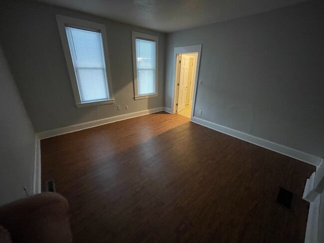 Building Photo - 3 Bedroom House with 1 3/4 bathrooms and s...