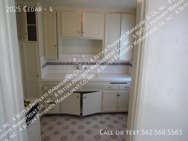 Building Photo - 2025 Cedar-4