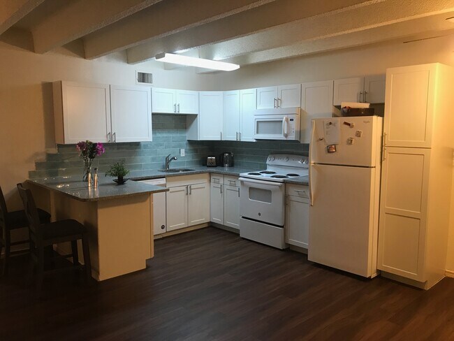 Building Photo - 1100 Alvarado Dr SE