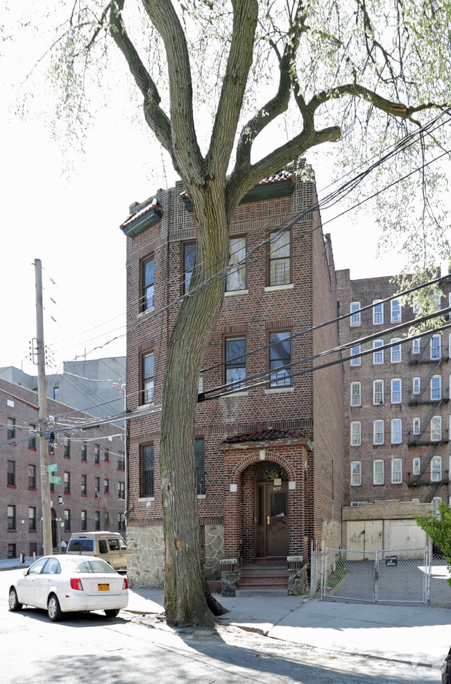 Building Photo - 746 S Oak Dr