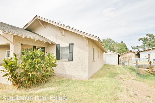 Building Photo - 3 br, 1 bath House - 404 E. 8th St.