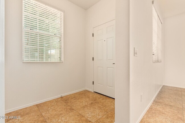 Building Photo - 3949 E Edna Dr