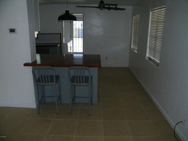 Building Photo - Charming Tucson 3-Bedroom Home with Spacio...