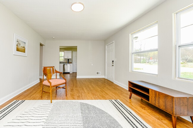 Building Photo - NEWLY RENOVATED 2 bedroom, 1 bathroom at G...