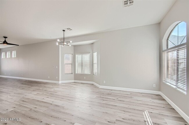 Building Photo - 658 E Ranch Rd