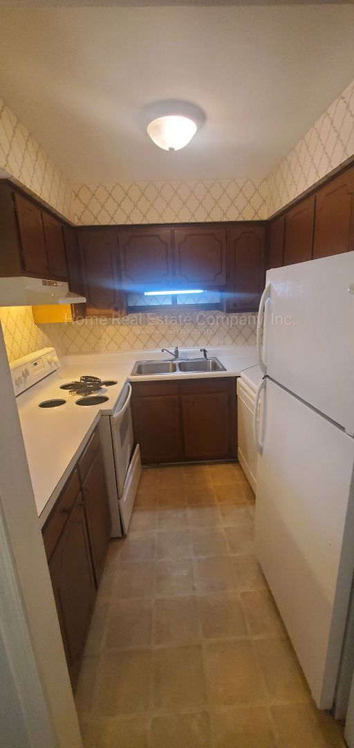 Building Photo - 1441 Brookwood Dr
