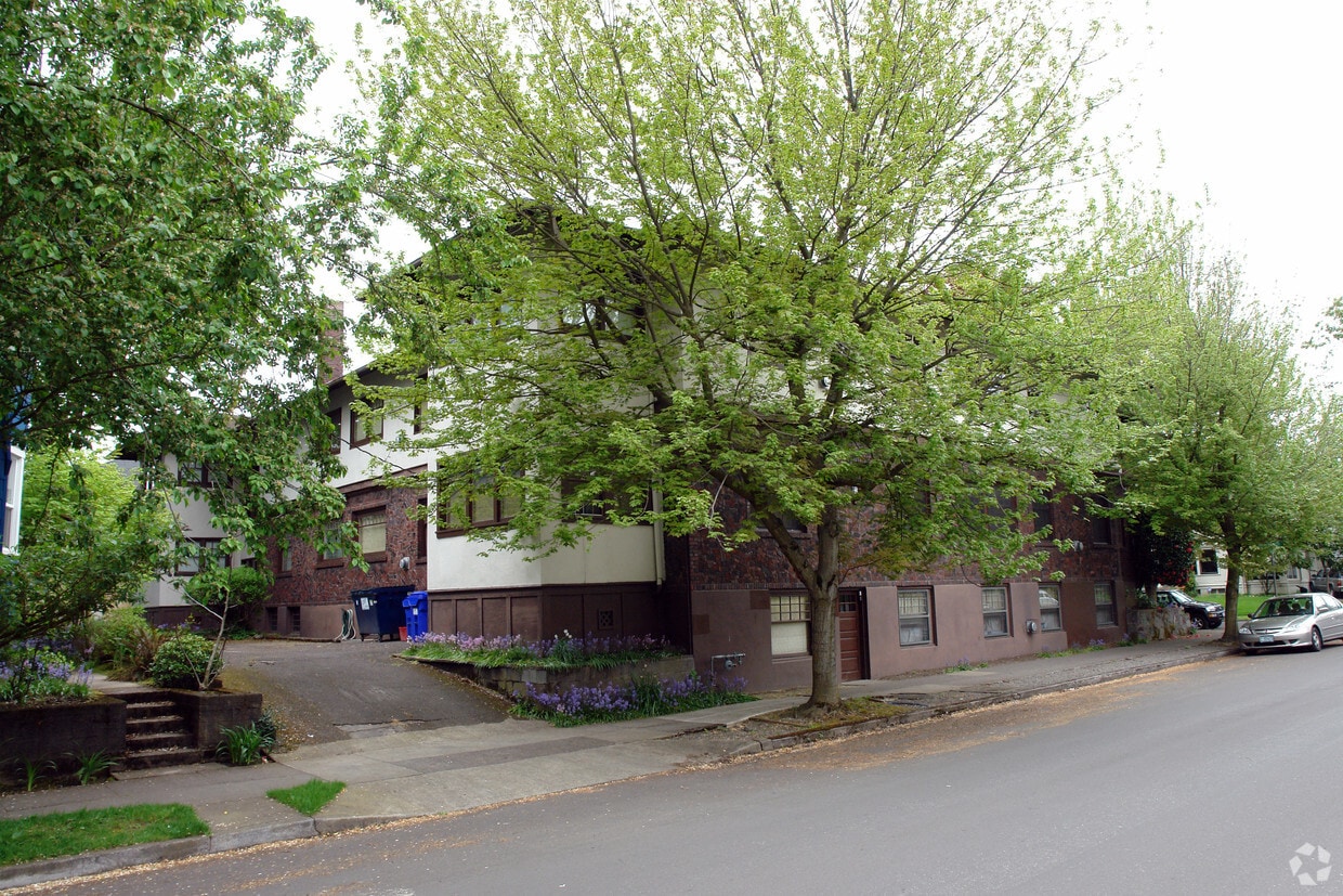 16241636 NE Tillamook St, Portland, OR 97212 Apartments in Portland