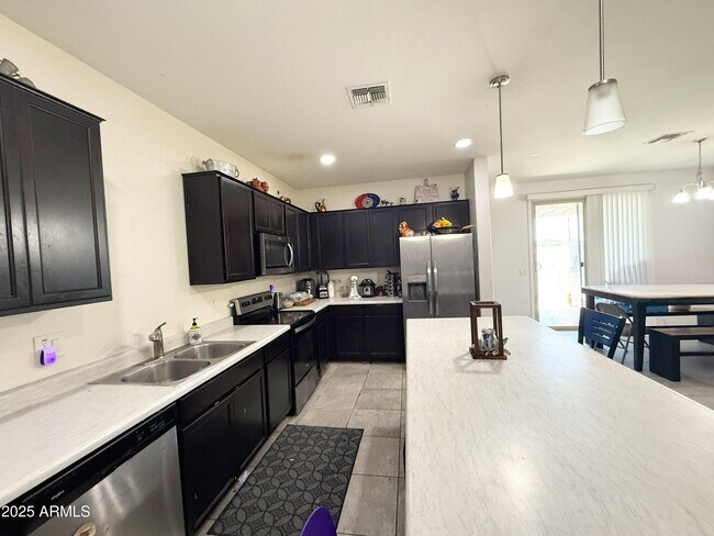 Foto del edificio - 17593 W Daley Ln
