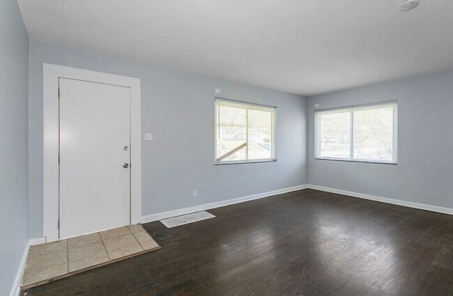 Building Photo - Cute 2 bedroom Bungalow home for rent! Ava...