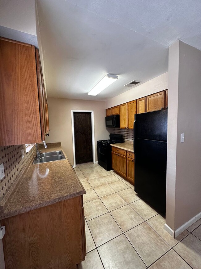 Building Photo - 2116 Club Ave