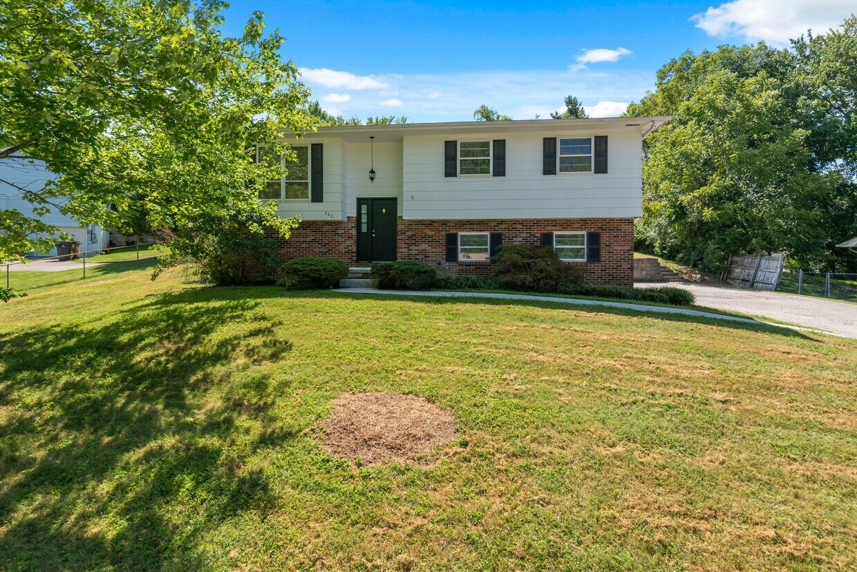Primary Photo - 5201 Aubrey Ln