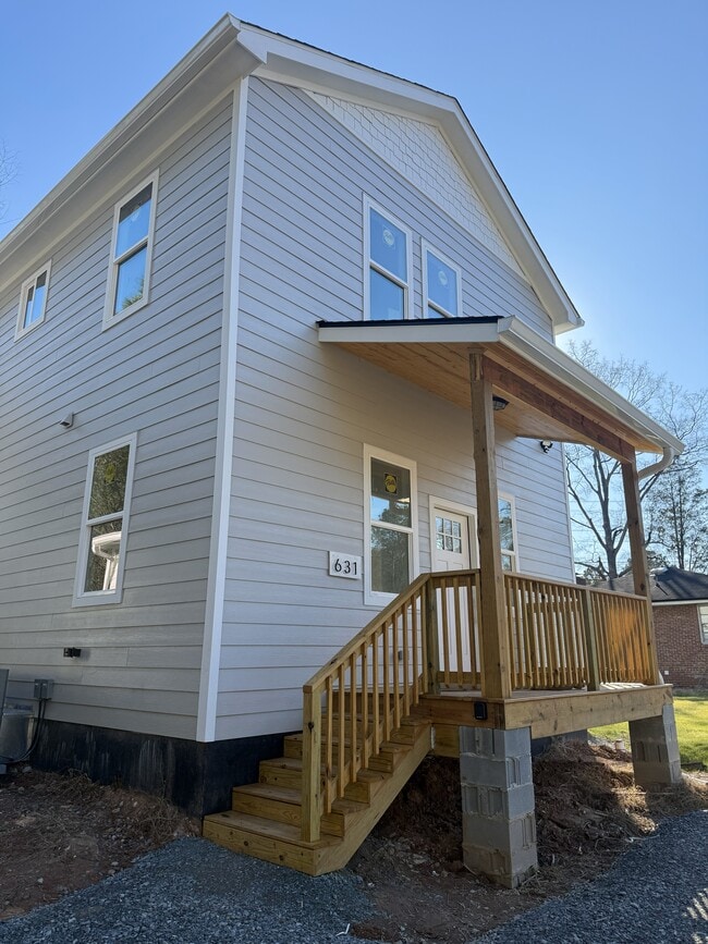 Building Photo - 631 Morreene Rd