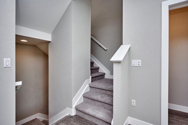 Building Photo - Creekline Townhomes