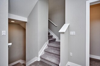 Building Photo - Creekline Townhomes